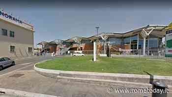 Paga le birre alla cassa del supermercato e nasconde tonno ed un pollo nello zaino