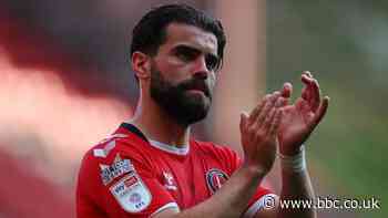 Elliott Lee: Wrexham sign ex-Luton Town forward on a free transfer - BBC