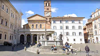 Minaccia di tagliarsi la gola, il parroco lo abbraccia e lo fa desistere