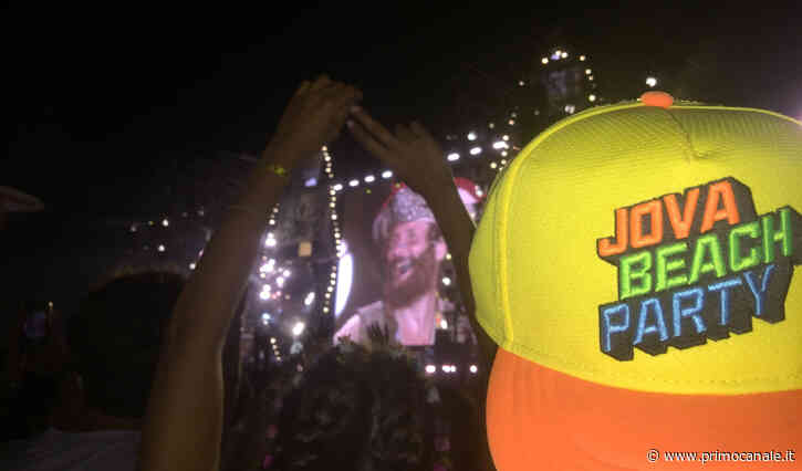Jovanotti trasforma l'ippodromo di Albenga in una spiaggia, successo per la scommessa della Liguria - Primo... - Primocanale