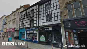 Restoration of Gloucester's Fleece Hotel put on hold over bird poo - BBC