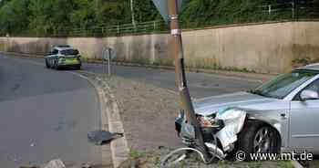 Abbiegemanöver gescheitert: Alkoholisierter Autofahrer prallt mit seinem Auto gegen eine Laterne - Mindener Tageblatt
