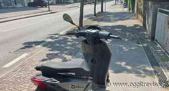 Silea, auto schiva un motorino in rotonda, poi lo affianca, lo fa cadere e fugge - Oggi Treviso