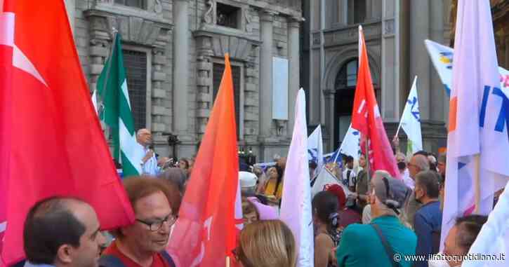 Milano, alla manifestazione “senza partiti” per Draghi sventolano bandiere di Italia Viva, Azione e +Europa – Video