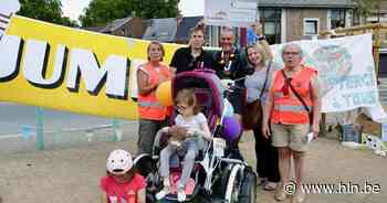 Tom Dossche liep van Gent naar Luik om geld in te zamelen voor Alines rolstoelfiets: “De hitte niet te dragen, de vreugde om de geslaagde missie des te groter” - Het Laatste Nieuws