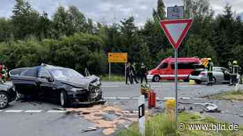 Trümmerfeld in Papenburg: Vorfahrt missachtet! Ein Toter und sechs Verletzte - BILD