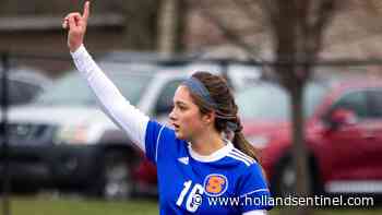 Adele Nieuwsma, oldest of 10, brings natural leadership to Saugatuck soccer's spectacular run - HollandSentinel.com