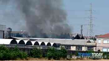 Incendio fra Torino e Borgaretto di Beinasco: brucia un campo, colonna di fumo visibile da distante - TorinoToday