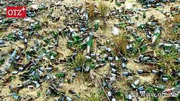 Tausende leere Schnapsflaschen auf einer Wiese in Jena-Lobeda