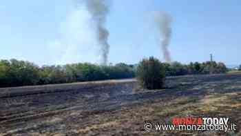 Pomeriggio di fuoco in Brianza, fiamme e colonna di fumo visibile da chilometri - MonzaToday