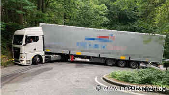 Lkw hängt in Kurve am Bruckberg bei Marktl fest - stundenlange Sperrung