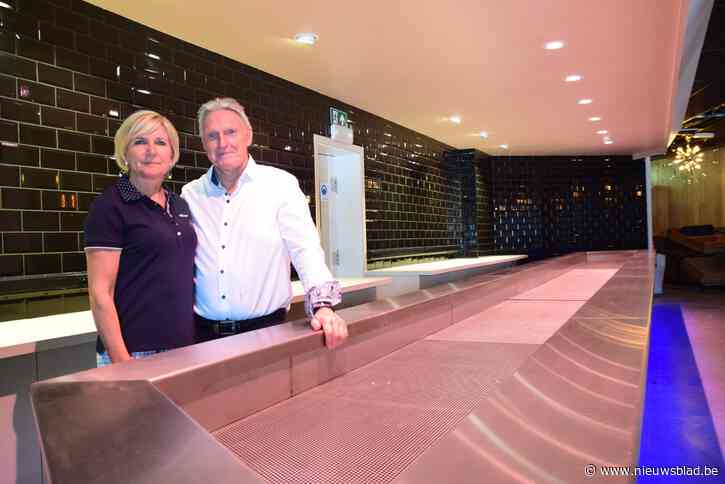 “1,5 ton ijs in de toog om alles koel te houden”: Patrick en Kathleen vieren nationale feestdag met opening nieuw restaurant