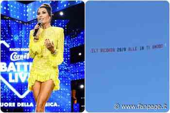 Un aereo per Elisabetta Gregoraci sorvola il cielo di Trani, il messaggio d'amore per la showgirl - Fanpage.it