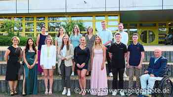 Feierliche Zeugnisübergabe: Kaufmännische Schule Nagold entlässt 82 Absolventen - Nagold & Umgebung - Schwarzwälder Bote