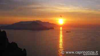 L'alba di Capri dalla Piazetta delle Noci. La foto é Affascinante - Capri Notizie - Caprinotizie Ag/Promediacom