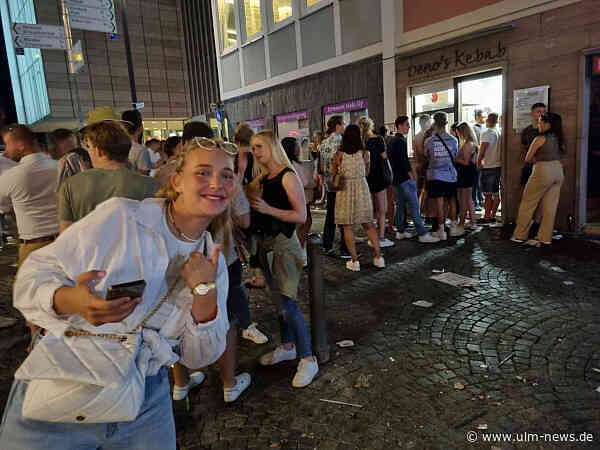 Peter Wackel im Chor mit zehntausend Fans: "I love Schwörmontag"
