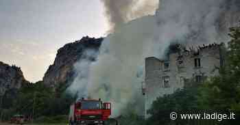 Arco, a fuoco la boscaglia, intervento dei pompieri che prelevano l'acqua dal Sarca per salvare una villetta di Prabi - l'Adige