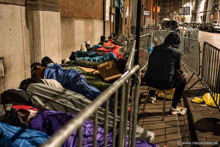 “Hoe ver laten we deze situatie nog verder etteren?”: humanitaire organisaties trekken aan alarmbel over honderdtal asielzoekers dat aan Klein Kasteeltje buiten slaapt