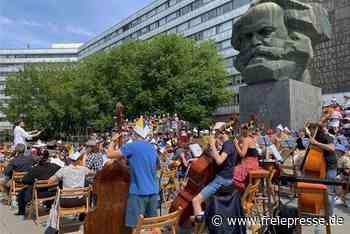 Trotz Sommerhitze: Musiker proben am Marx-Monument in Chemnitz - freiepresse.de