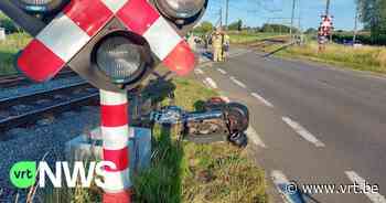 Motorrijder (73) overleden na ongeval aan overweg in Berlaar - VRT NWS