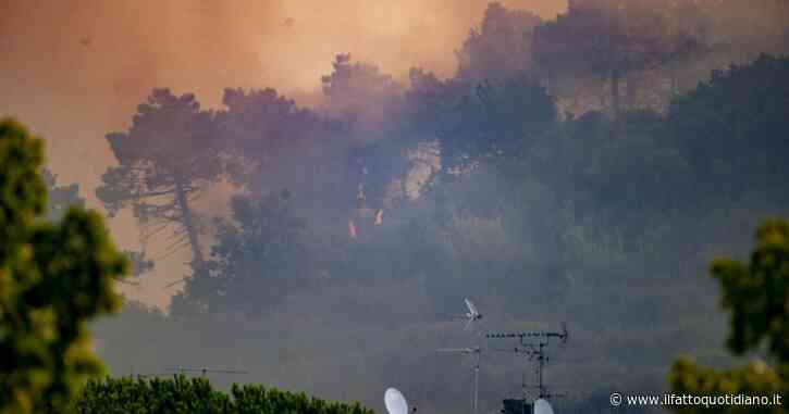 Incendio sul Carso: chiusi 30 km dell’A4. Vasto rogo in Versilia e le fiamme mandano in tilt per ore i treni sulla linea Roma-Firenze