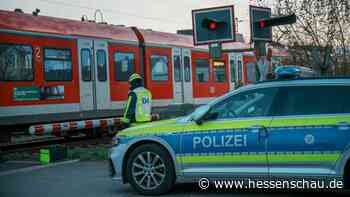 Zwei Menschen sterben bei Unfällen an Bahnübergängen in Kriftel und Bürstadt - hessenschau.de