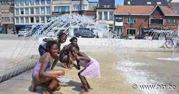 Kinderen zoeken verkoeling onder fontein op Markt | Lokeren | hln.be - Het Laatste Nieuws