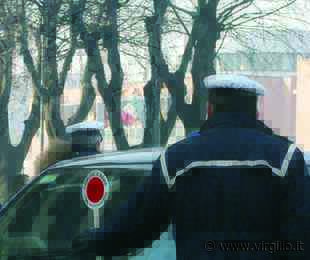 AVERSA " Sorpreso a sversare rifiuti, sferra un pugno al vigile e minaccia il collega con un coltello: la solidarietà della Uil Fpl - Virgilio