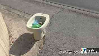 Quel water a rione Aversa sul marciapiede, monumento all'indecenza dei nuovi barbari avellinesi - Irpinia TV