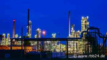 Brandenburger Wirtschaftsminister: Taskforce zur Zukunft der PCK-Raffinerie in Schwedt laut Steinbach zu langsam - rbb24