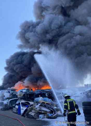 Großbrand in Augsburg | Feuer in Lagerhalle eines Autoverwerters in Lechhausen sorgt für riesige Rauchwolke - Presse Augsburg