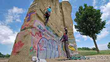 Bergsteigen in Wolfen: Besonderes Freizeit-Angebot - Sportler von Chemie Wolfen und Kinder erobern Kletterfelsen - Mitteldeutsche Zeitung