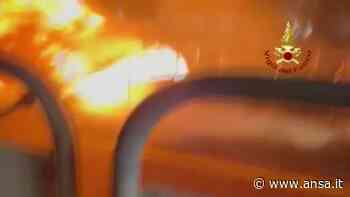 Barca avvolta dalle fiamme nel porto turistico di Agropoli, incendio circoscritto - Campania - Agenzia ANSA