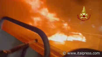 Barca in fiamme nel Porto turistico di Agropoli Agenzia di stampa Italpress - Italpress