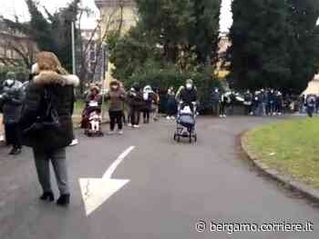 Tamponi Covid a Treviglio e Dalmine, maxi code al drive through. L’appello: «Venite solo se necessario» - Corriere Bergamo - Corriere della Sera