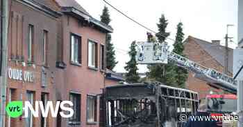 Bus De Lijn brandt uit in Brakel, niemand werd gewond - Vlaamse Radio- en Televisieomroeporganisatie