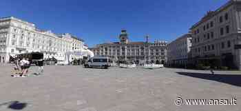 L'arcobaleno su piazza Unità a Trieste dopo forte acquazzone - Agenzia ANSA