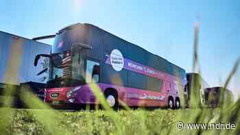 Reisebus-Fahrer fährt Schlangenlinien, Fahrgast ruft Polizei - NDR.de