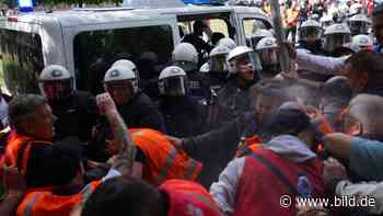 Ausschreitungen bei Demo: Hafenarbeiter greifen Polizei an | Regional - BILD