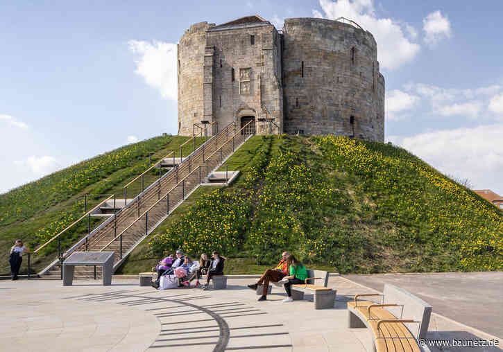 Neue Terrasse für den Turm
 - Sanierung in York von Hugh Broughton Architects