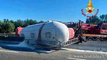 Cisterna di farina si ribalta in Fi-Pi-Li a Pontedera: traffico a rilento - PisaToday
