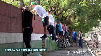 Escada dos Sonhos: projeto no Rio permite que pais sonhem com um futuro melhor para os filhos - recordtv.r7.com