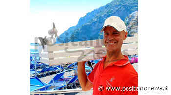 Positano, un piccolo ventilatore portatile per trovare refrigerio durante il lavoro. L'idea simpatica del cameriere Marco - Positanonews - Positanonews