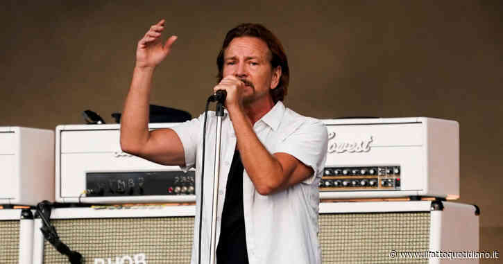 Eddie Vedder dei Pearl Jam caccia dal concerto una fan violenta: “Qui non si picchia nessuno”