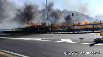 Incendio a Roma: fiamme minacciano distributore di carburante