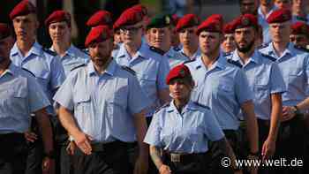 Gelöbnis von 400 Rekrutinnen und Rekruten im Bendlerblock
