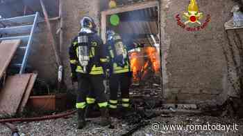 Paura a Roma: incendio distrugge una falegnameria