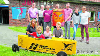 Stadtjugendtag: Polizisten starten bei Seifenkistenrennen in Jever - Lokal26