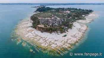 La desolante immagine del lago di Garda colpito dalla siccità - Fanpage.it