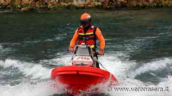 Motofoscafo finisce sugli scogli del Garda di notte: 2 persone recuperate dalla guardia costiera - VeronaSera